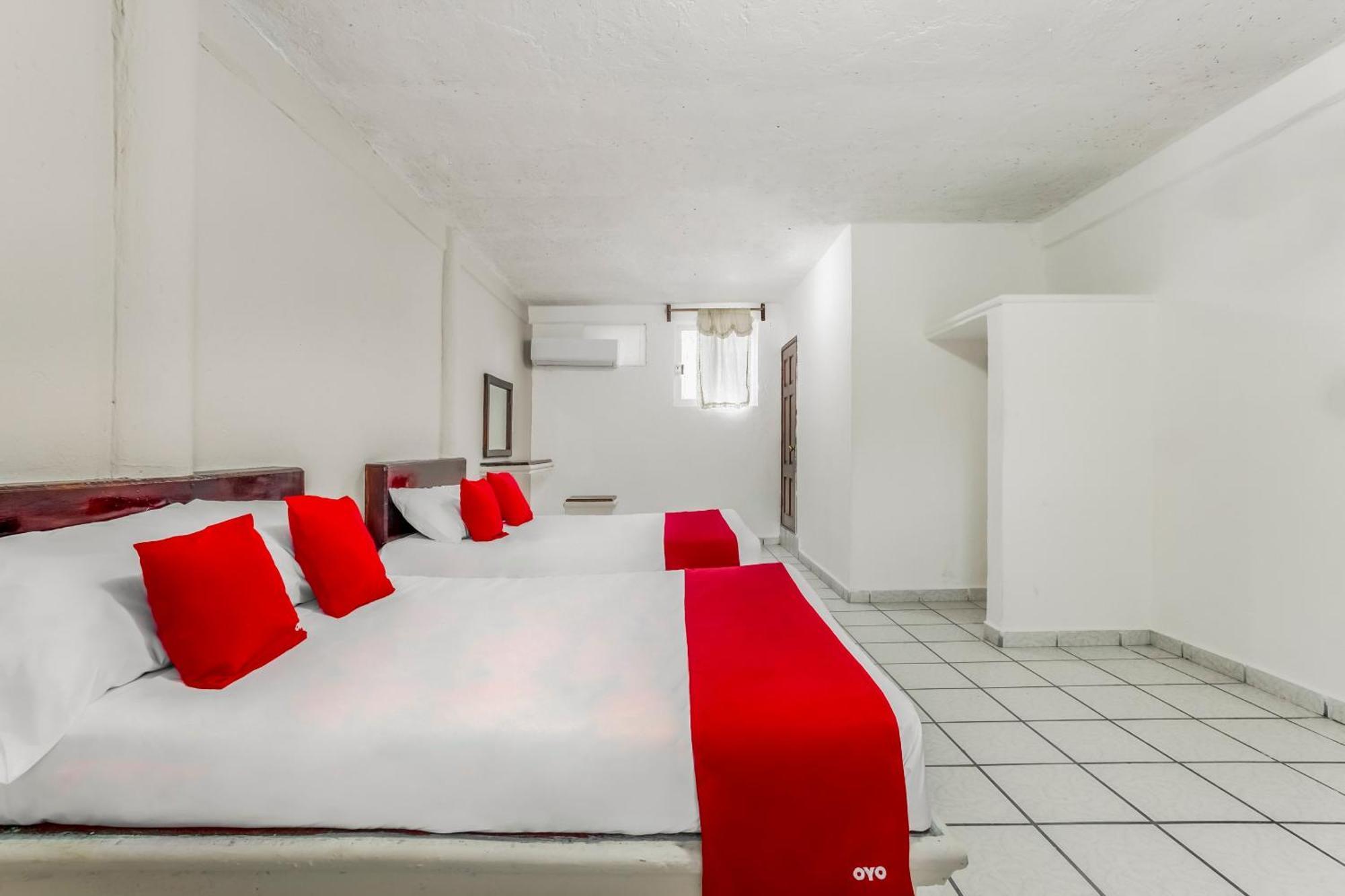 Oyo Hotel Jaguar Cancun Exterior photo