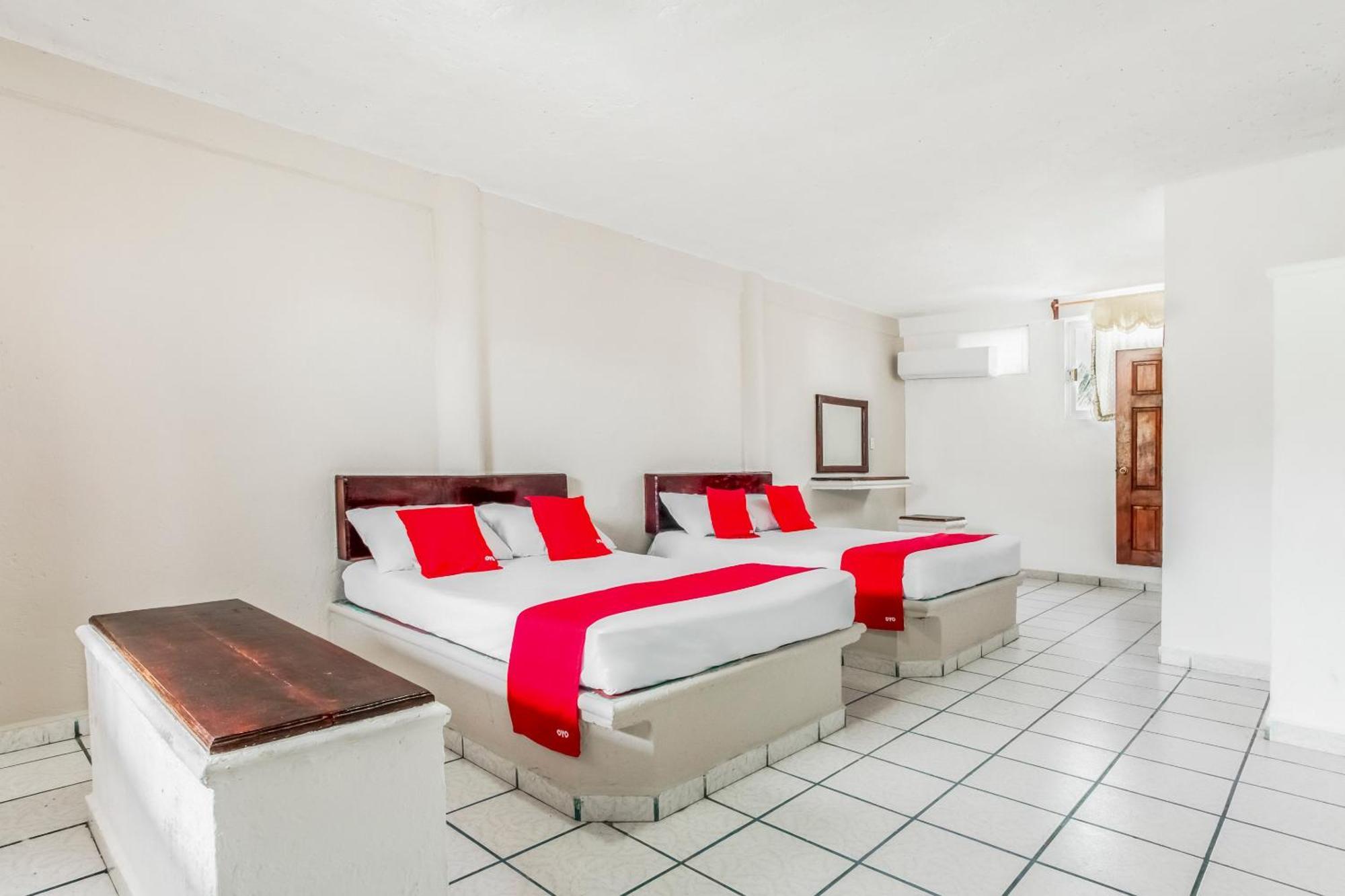 Oyo Hotel Jaguar Cancun Exterior photo