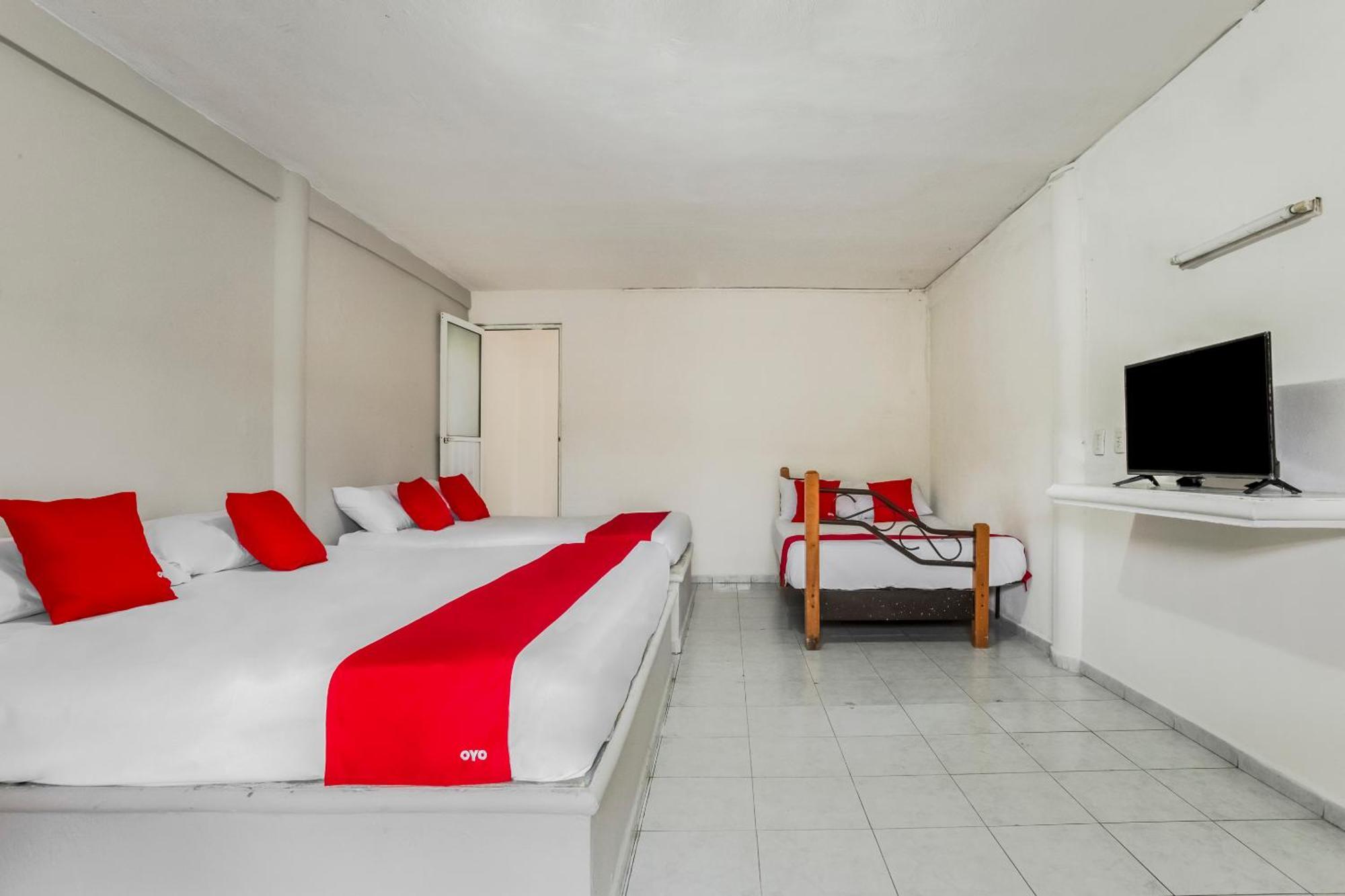 Oyo Hotel Jaguar Cancun Exterior photo