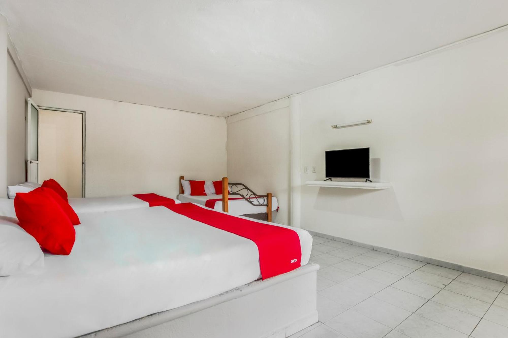 Oyo Hotel Jaguar Cancun Exterior photo